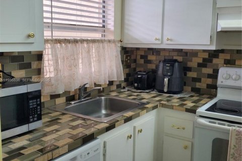 Купить кондоминиум в Санрайз, Флорида 2 спальни, 78.97м2, № 2153507 - фото 14