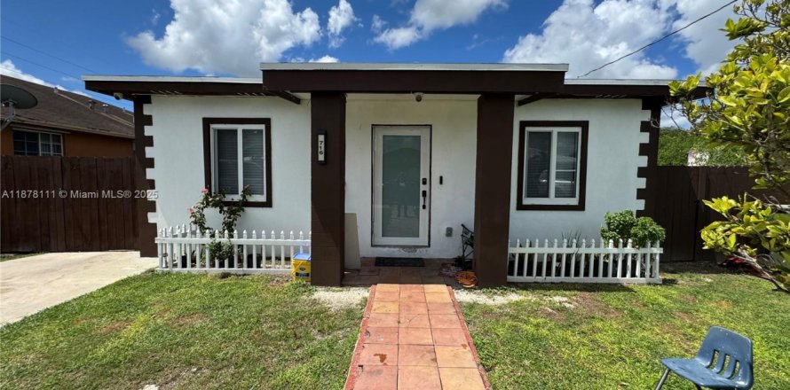 House in Homestead, Florida 4 bedrooms, 113.25 sq.m. № 1927733
