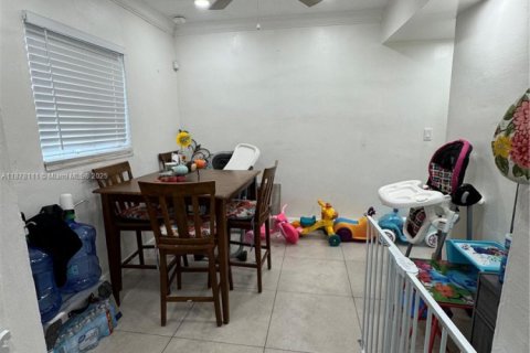 House in Homestead, Florida 4 bedrooms, 113.25 sq.m. № 1927733 - photo 6