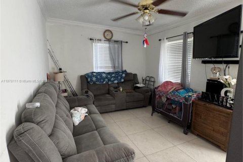 House in Homestead, Florida 4 bedrooms, 113.25 sq.m. № 1927733 - photo 4