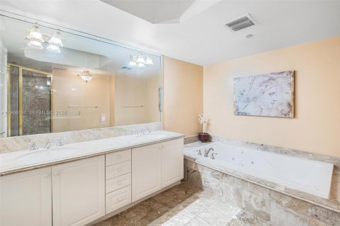 Condo in Surfside, Florida, 3 bedrooms  № 2081277 - photo 24