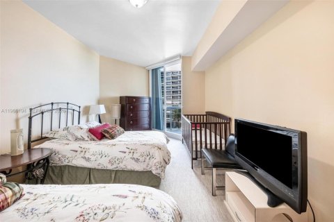Condo in Surfside, Florida, 3 bedrooms  № 2081277 - photo 19