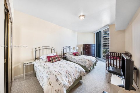 Condo in Surfside, Florida, 3 bedrooms  № 2081277 - photo 20