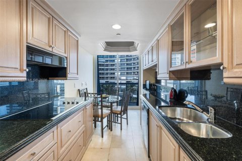 Condo in Surfside, Florida, 3 bedrooms  № 2081277 - photo 10