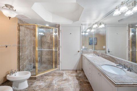 Condo in Surfside, Florida, 3 bedrooms  № 2081277 - photo 25
