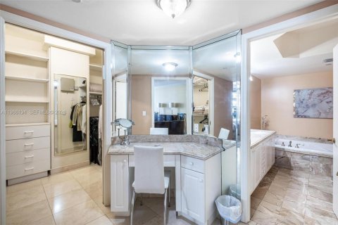 Condo in Surfside, Florida, 3 bedrooms  № 2081277 - photo 23