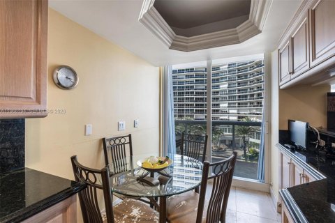 Condo in Surfside, Florida, 3 bedrooms  № 2081277 - photo 13