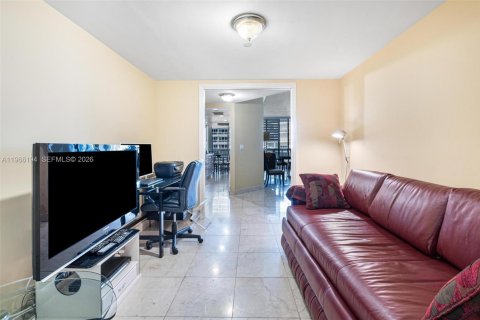 Condo in Surfside, Florida, 3 bedrooms  № 2081277 - photo 18