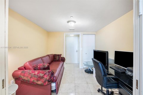 Condo in Surfside, Florida, 3 bedrooms  № 2081277 - photo 17