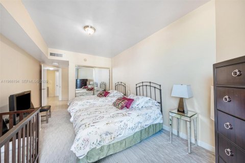 Condo in Surfside, Florida, 3 bedrooms  № 2081277 - photo 21