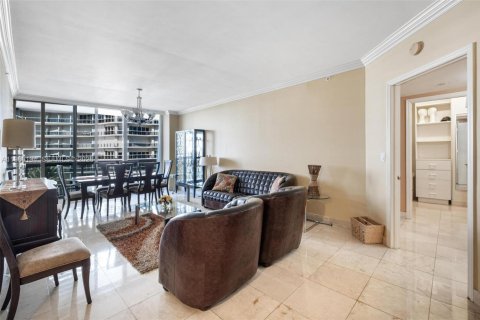 Condo in Surfside, Florida, 3 bedrooms  № 2081277 - photo 6