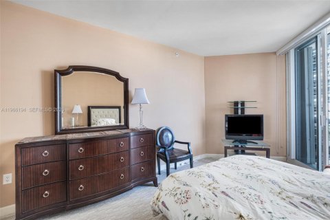 Condo in Surfside, Florida, 3 bedrooms  № 2081277 - photo 28