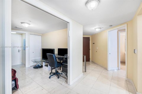 Condo in Surfside, Florida, 3 bedrooms  № 2081277 - photo 16