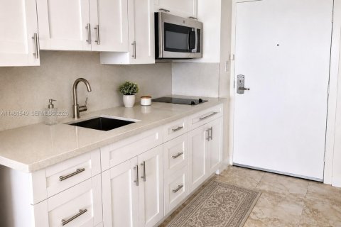 Condo in Sunny Isles Beach, Florida № 2268394 - photo 4