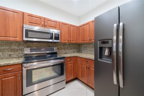 Townhouse in Dania Beach, Florida 3 bedrooms, 177.07 sq.m. № 2040500 - photo 5