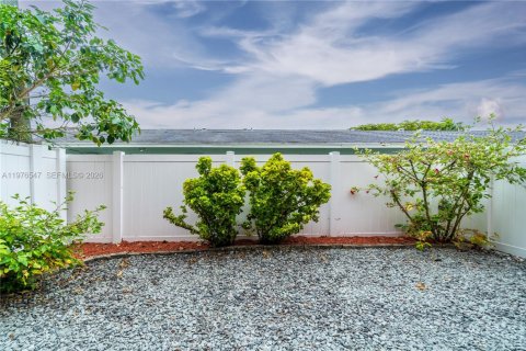 Townhouse in Dania Beach, Florida 3 bedrooms, 177.07 sq.m. № 2040500 - photo 13