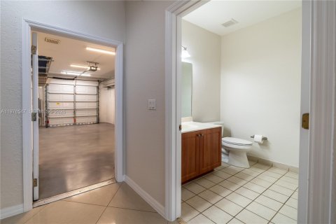 Townhouse in Dania Beach, Florida 3 bedrooms, 177.07 sq.m. № 2040500 - photo 17