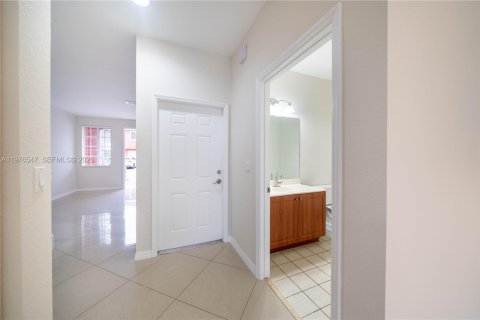 Townhouse in Dania Beach, Florida 3 bedrooms, 177.07 sq.m. № 2040500 - photo 9