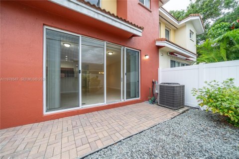 Townhouse in Dania Beach, Florida 3 bedrooms, 177.07 sq.m. № 2040500 - photo 15
