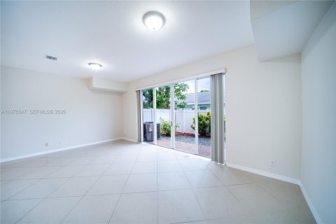 Townhouse in Dania Beach, Florida 3 bedrooms, 177.07 sq.m. № 2040500 - photo 11