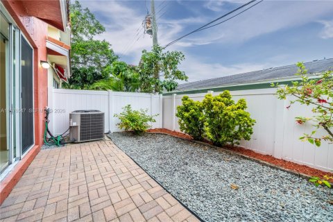 Townhouse in Dania Beach, Florida 3 bedrooms, 177.07 sq.m. № 2040500 - photo 16