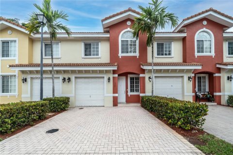 Townhouse in Dania Beach, Florida 3 bedrooms, 177.07 sq.m. № 2040500