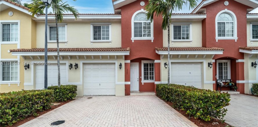 Townhouse in Dania Beach, Florida 3 bedrooms, 177.07 sq.m. № 2040500