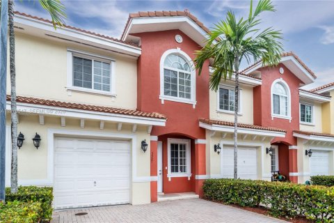 Townhouse in Dania Beach, Florida 3 bedrooms, 177.07 sq.m. № 2040500 - photo 2