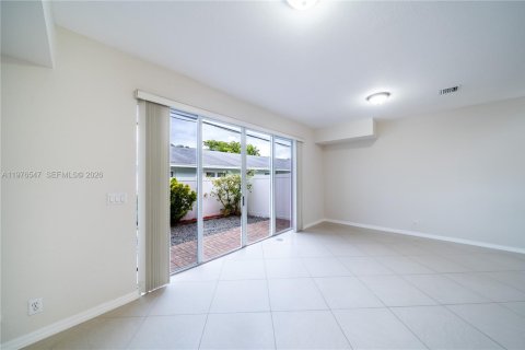 Townhouse in Dania Beach, Florida 3 bedrooms, 177.07 sq.m. № 2040500 - photo 12