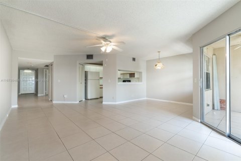 Condominio en alquiler en Pembroke Pines, Florida, 1 dormitorio, 97.08 m2 № 1898155 - foto 10