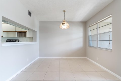 Condominio en alquiler en Pembroke Pines, Florida, 1 dormitorio, 97.08 m2 № 1898155 - foto 11