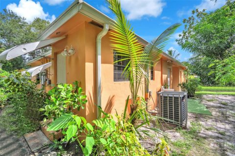 Propiedad comercial en venta en North Miami, Florida, 160.44 m2 № 1981389 - foto 3