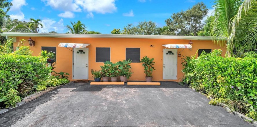 Propiedad comercial en North Miami, Florida 160.44 m2 № 1981389