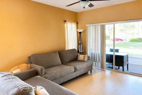 Townhouse in Davenport, Florida 2 bedrooms, 99.96 sq.m. № 2236057 - photo 3