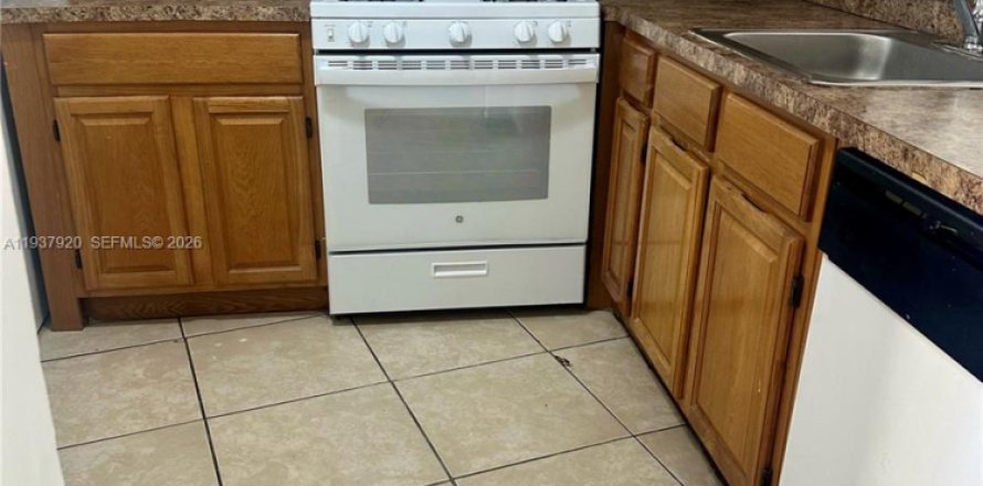 Condominio en Hialeah, Florida, 1 dormitorio  № 1995679
