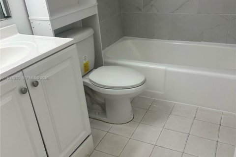 Condominio en alquiler en Hialeah, Florida, 1 dormitorio, 82.03 m2 № 1995679 - foto 6