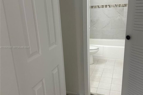 Condominio en alquiler en Hialeah, Florida, 1 dormitorio, 82.03 m2 № 1995679 - foto 5