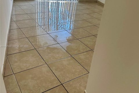 Condominio en alquiler en Hialeah, Florida, 1 dormitorio, 82.03 m2 № 1995679 - foto 4