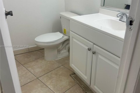 Condominio en alquiler en Hialeah, Florida, 1 dormitorio, 82.03 m2 № 1995679 - foto 3