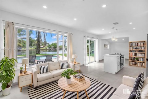 House in Hollywood, Florida 4 bedrooms, 148.83 sq.m. № 1955257 - photo 7