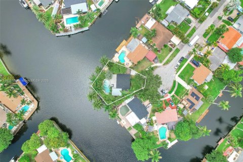 House in Hollywood, Florida 4 bedrooms, 148.83 sq.m. № 1955257 - photo 1