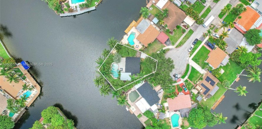 House in Hollywood, Florida 4 bedrooms, 148.83 sq.m. № 1955257