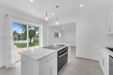 House in Hollywood, Florida 4 bedrooms, 148.83 sq.m. № 1955257 - photo 9