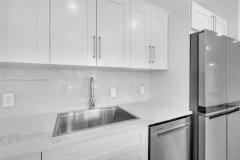 House in Hollywood, Florida 4 bedrooms, 148.83 sq.m. № 1955257 - photo 13