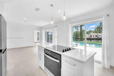 House in Hollywood, Florida 4 bedrooms, 148.83 sq.m. № 1955257 - photo 14