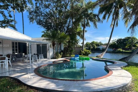 House in Hollywood, Florida 4 bedrooms, 148.83 sq.m. № 1955257 - photo 28