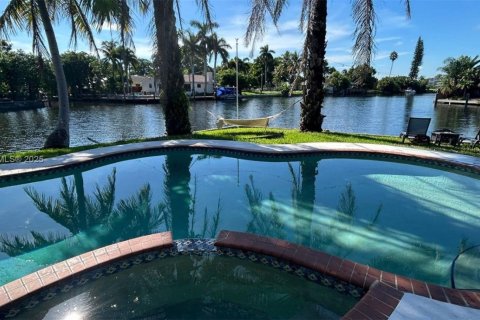 House in Hollywood, Florida 4 bedrooms, 148.83 sq.m. № 1955257 - photo 29