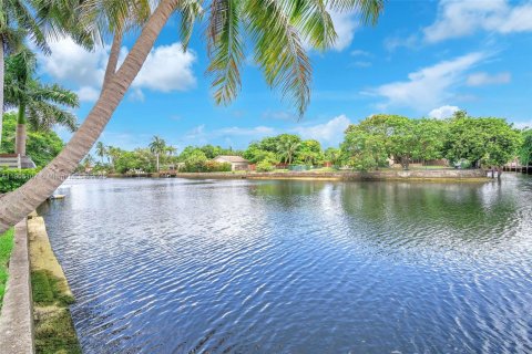 House in Hollywood, Florida 4 bedrooms, 148.83 sq.m. № 1955257 - photo 24