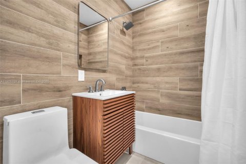 House in Hollywood, Florida 4 bedrooms, 148.83 sq.m. № 1955257 - photo 19