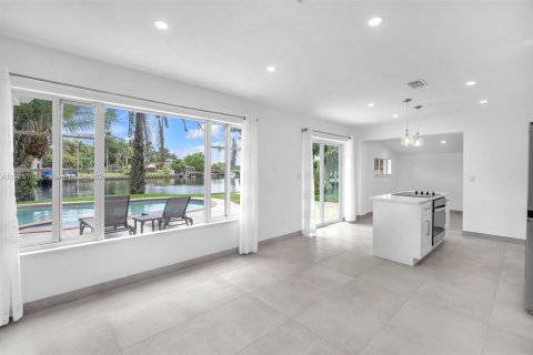 House in Hollywood, Florida 4 bedrooms, 148.83 sq.m. № 1955257 - photo 8